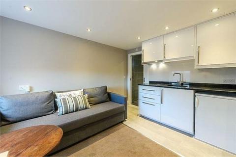 Studio to rent, Willesden, London