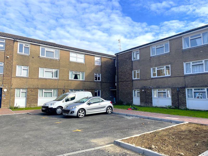 Ringden Avenue, Paddock Wood 2 bed apartment £995 pcm (£230 pw)