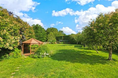 5 bedroom detached house to rent, Mill Lane, Farnham