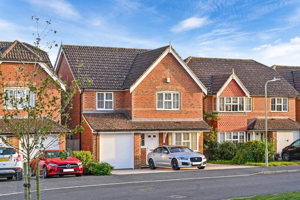 Clarke Crescent, Kennington, Ashford, Kent, TN24 4 bed detached house