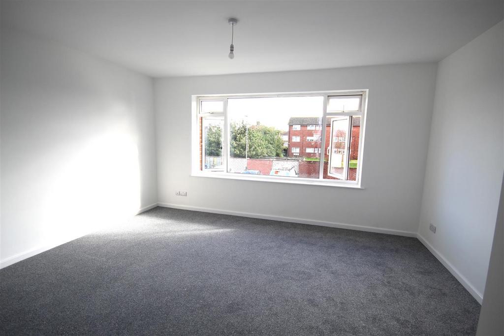 Sterling Court, Cheltenham 2 bed apartment £975 pcm (£225 pw)