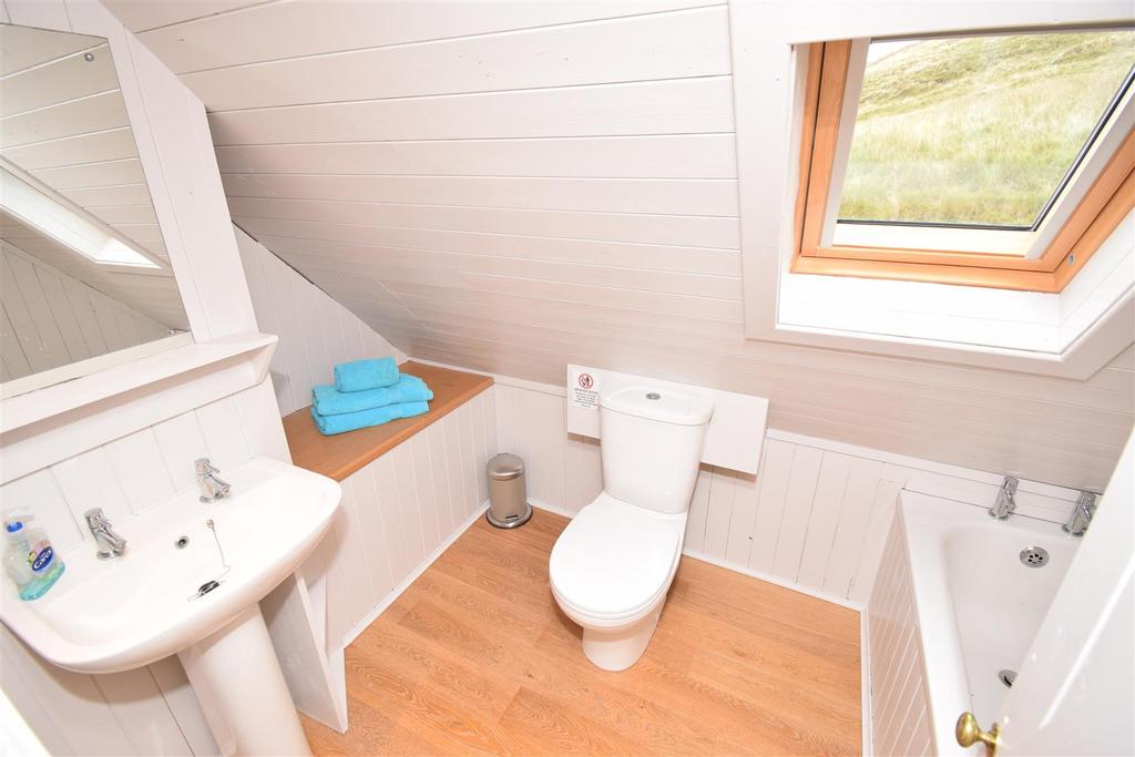 Apartment bathroom (2).jpg