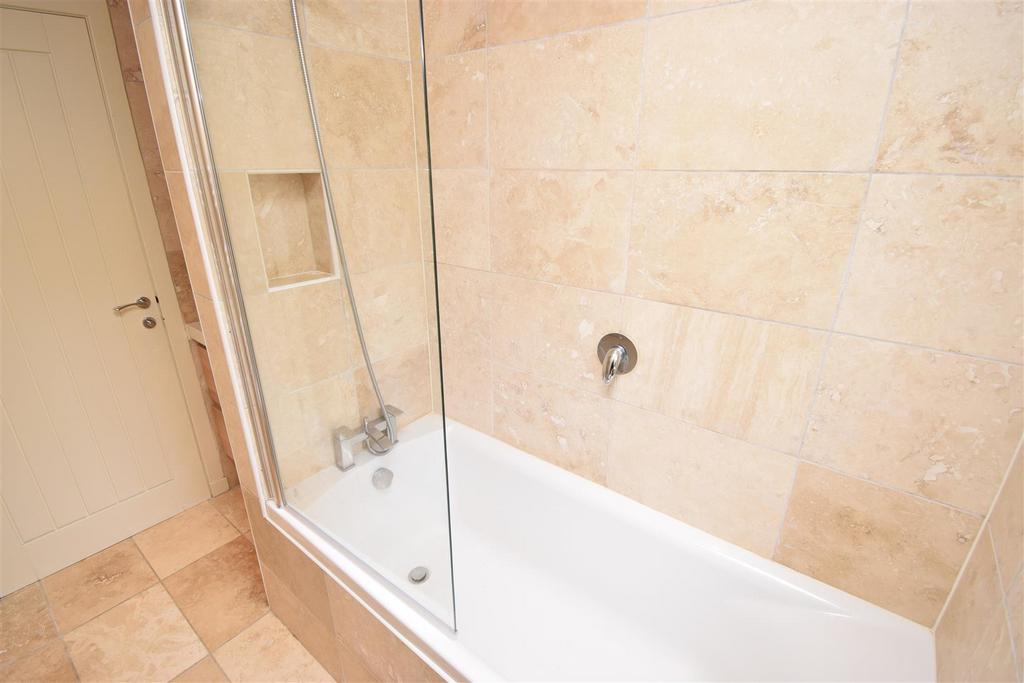 Bathroom (2).jpg