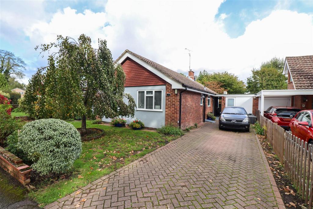 Osborne Drive, Fleet GU52 3 bed detached bungalow for sale £750,000