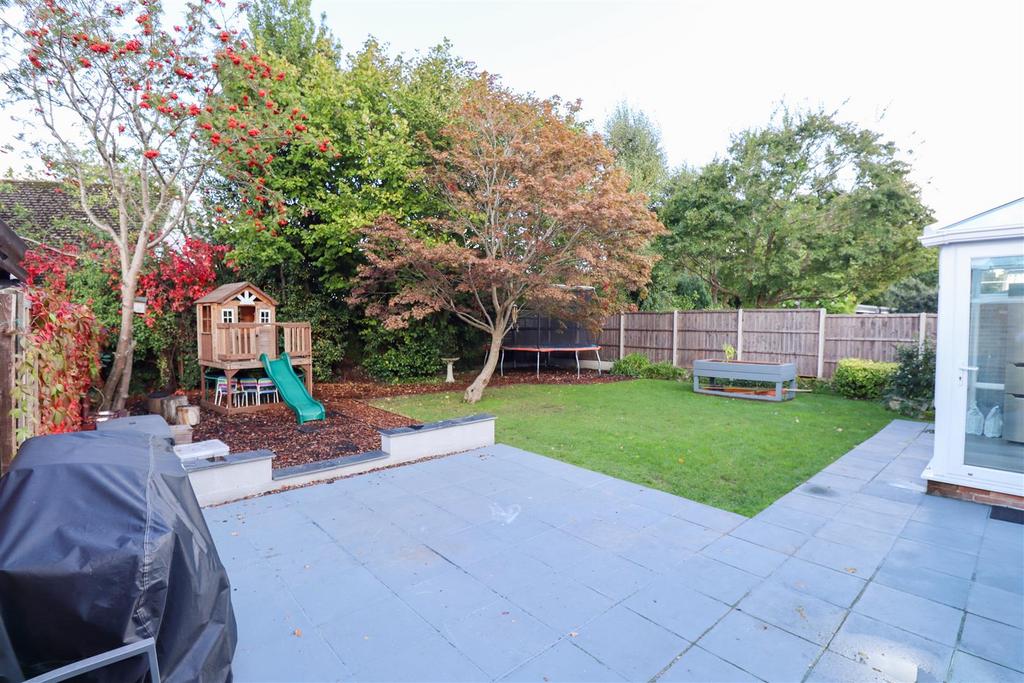 Osborne Drive, Fleet GU52 3 bed detached bungalow for sale £675,000