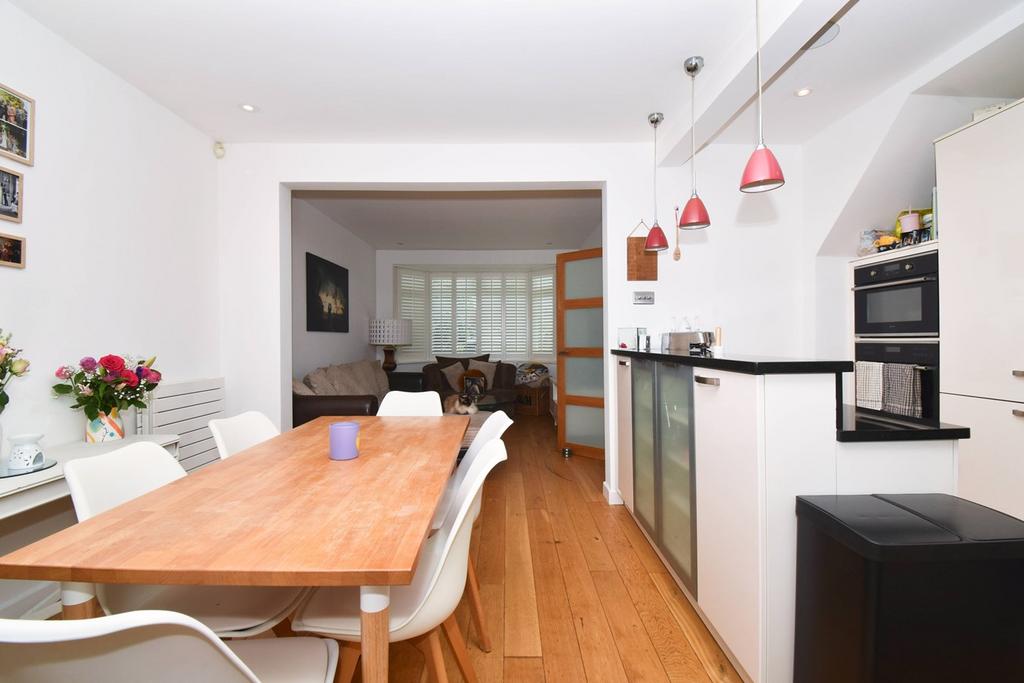 Cottimore Avenue, WALTONONTHAMES, KT12 3 bed semidetached house £1,995 pcm (£460 pw)