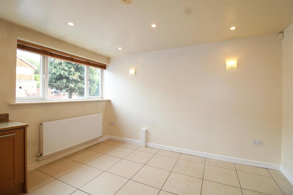 Penfields Road, Stourbridge 3 bed semidetached house £217,500