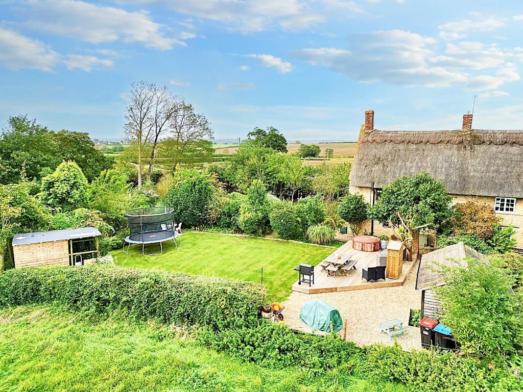 Bullington End, Hanslope, Milton Keynes 3 bed cottage for sale £599,995