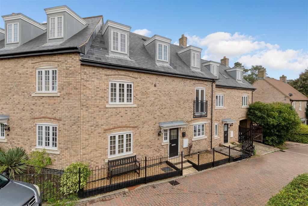 Gladstone Drive, Fairfield, SG5 4FQ 5 bed townhouse for sale £485,000