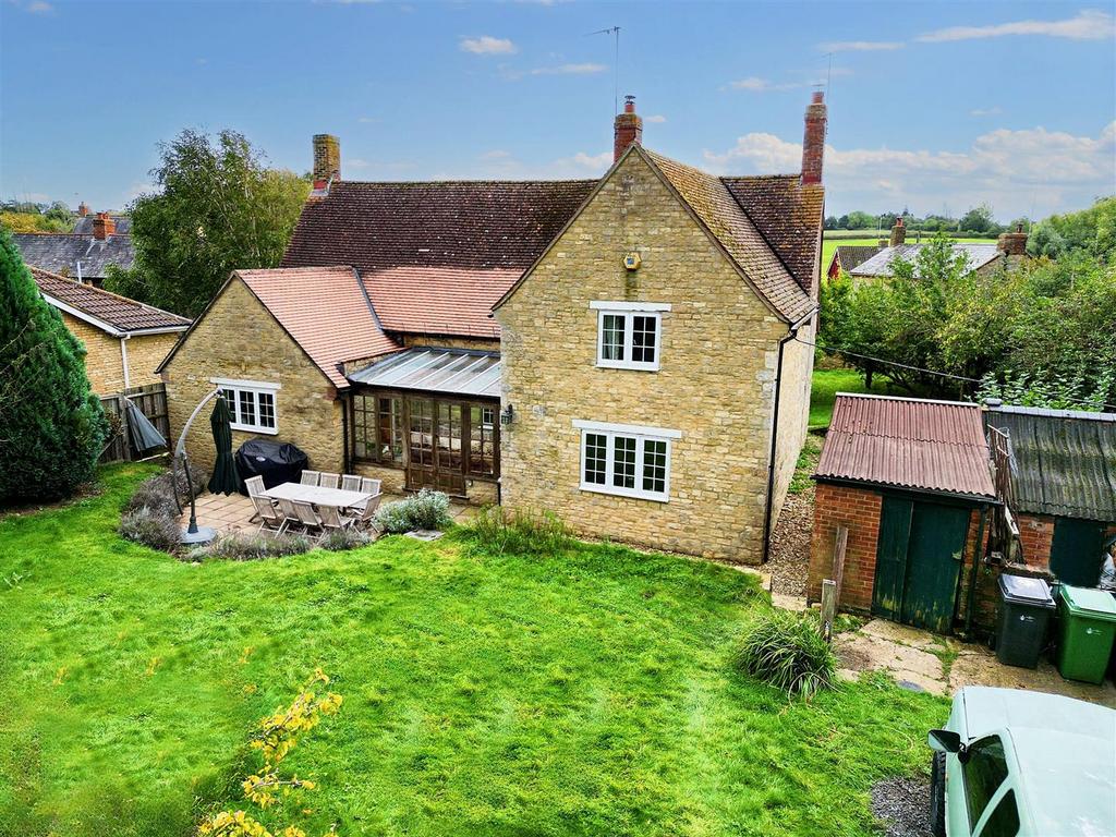 Careys Road, Pury End, Towcester 4 bed detached house £1,000,000