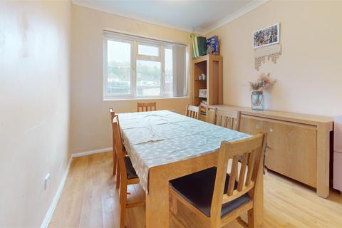 17 Lorton Close, Gravesend, DA12 4EX