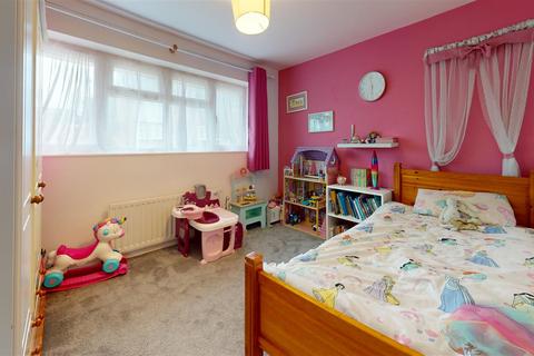 17 Lorton Close, Gravesend, DA12 4EX