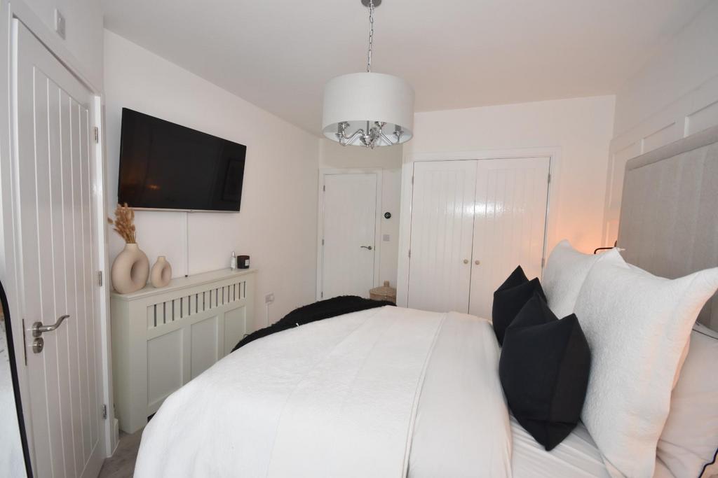 Bedroom 1 02.jpg