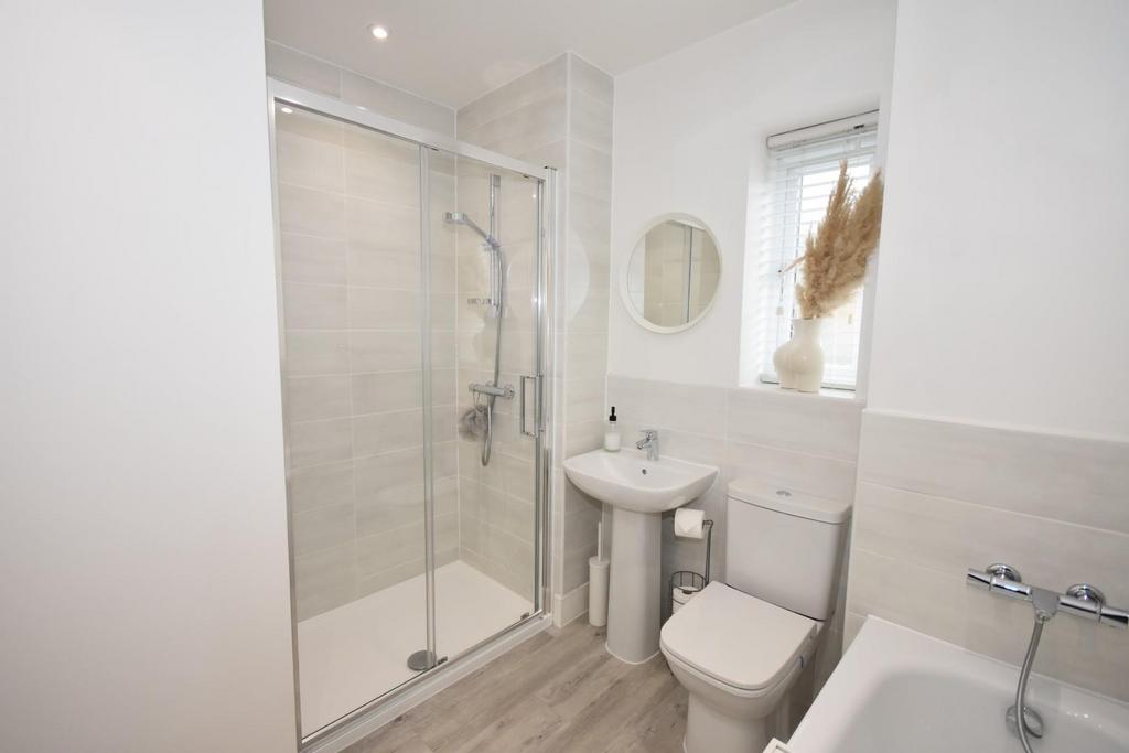 Bathroom 02.jpg