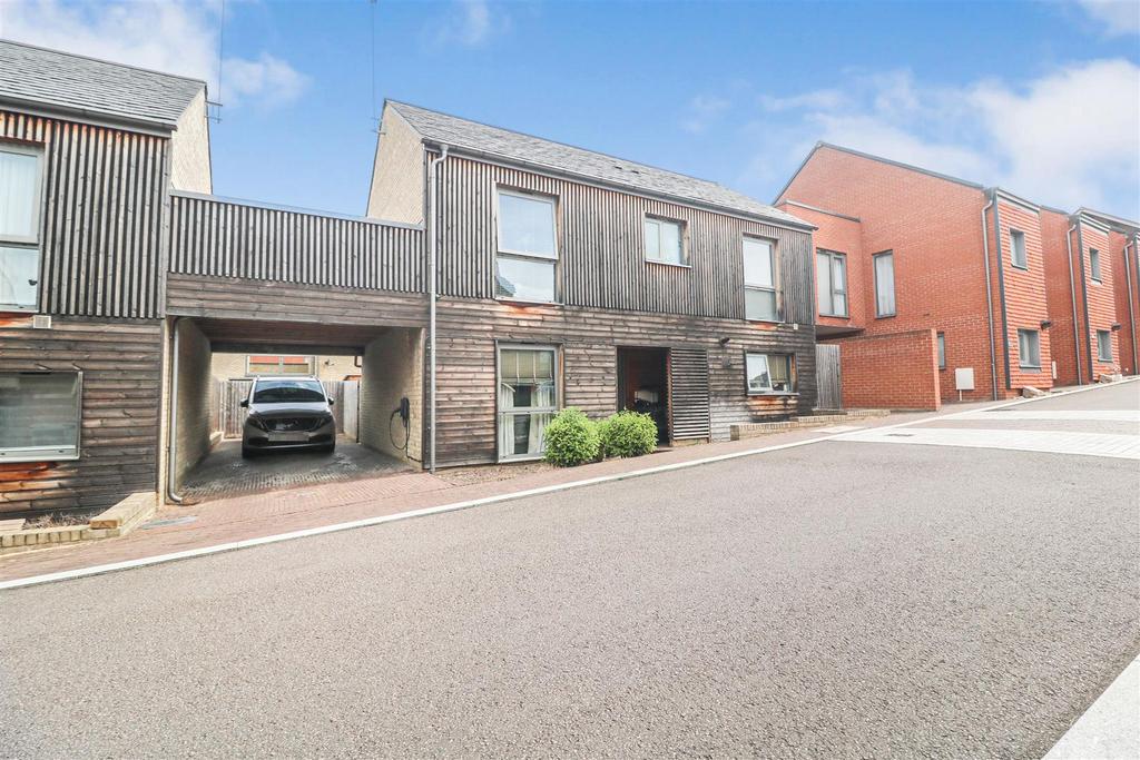Findings Lane, Newhall, Harlow 3 bed link detached house £460,000