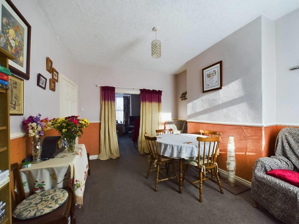 Dining room: