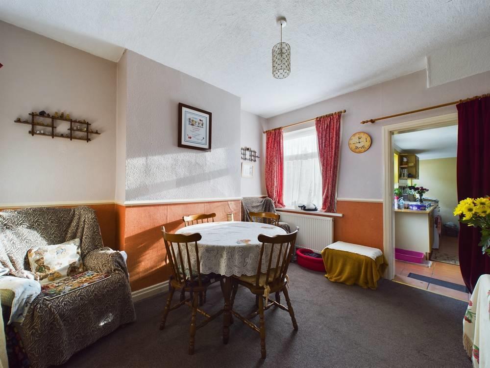 Dining room: