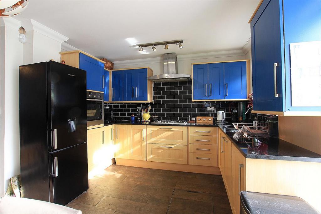 Wentworth Road, Southall UB2 3 bed terraced house for sale £535,000