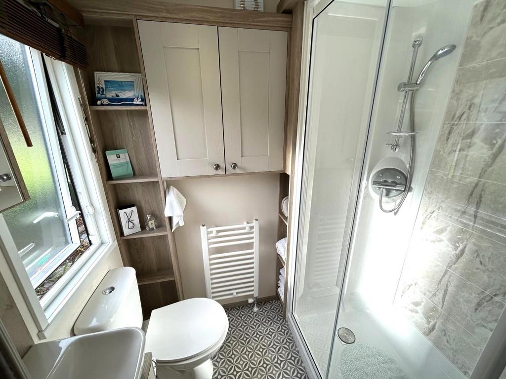 Ensuite Bathroom.JPG