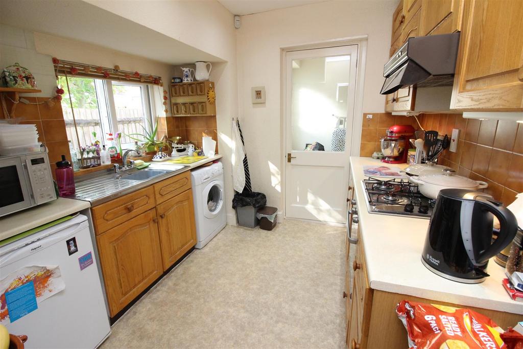 Buxton Crescent, Cheam, Sutton 1 bed flat £1,350 pcm (£312 pw)