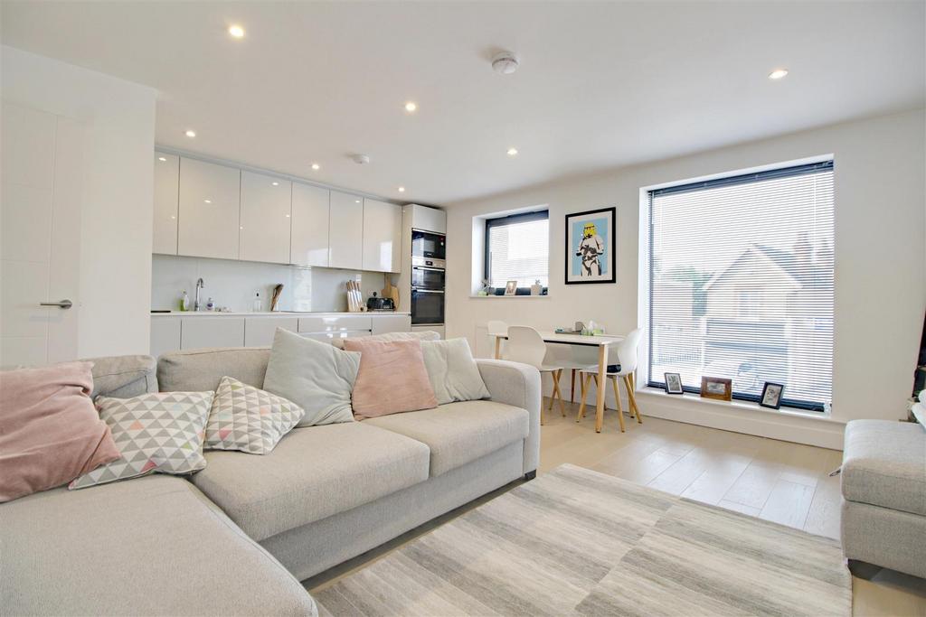 Road, 1 bed apartment for sale £350,000