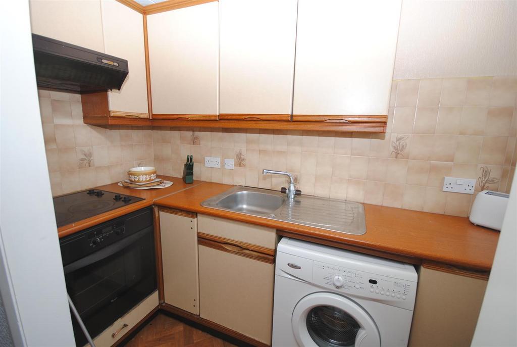 2bcouplandroadkitchen.JPG