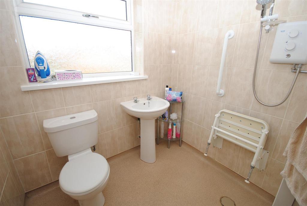 2bcouplandroadbath.JPG
