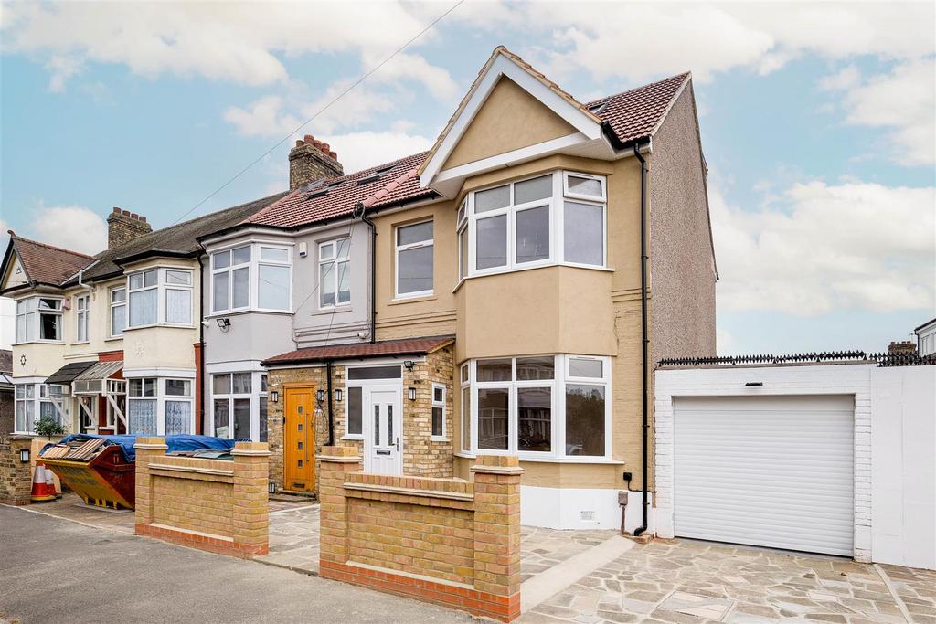 Hampton Road, Chingford 4 bed end of terrace house £2,450 pcm (£565 pw)