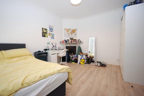 3 bedroom apartment to rent, Oakmead Road, Balham SW12