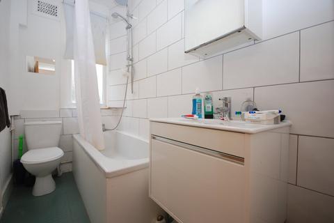 3 bedroom apartment to rent, Oakmead Road, Balham SW12