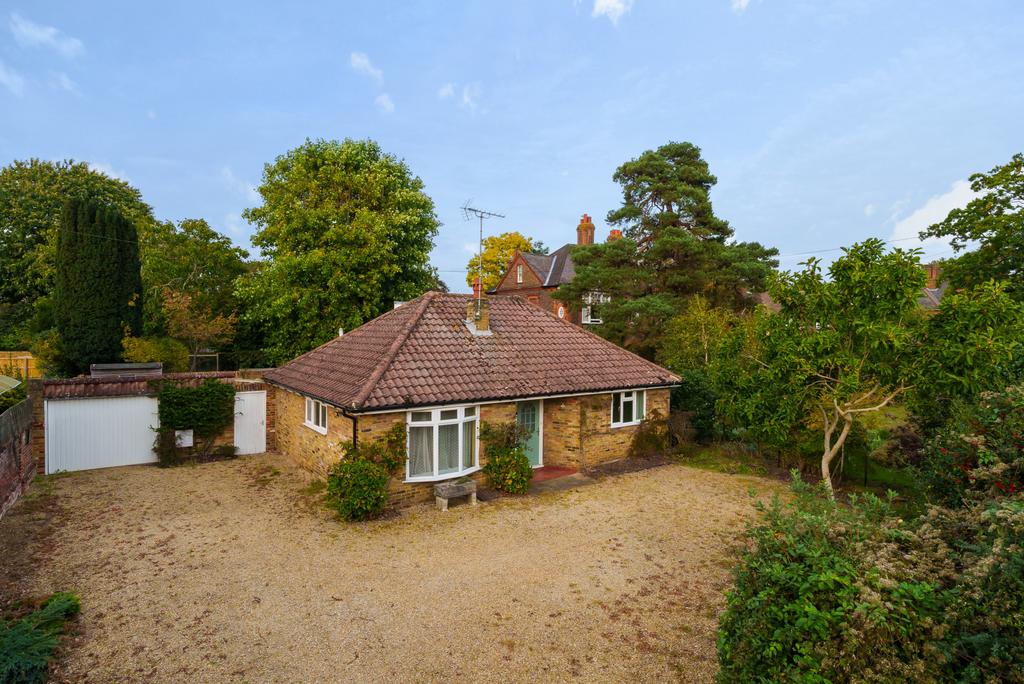 Elgin Road, Weybridge, KT13 3 bed bungalow for sale £900,000