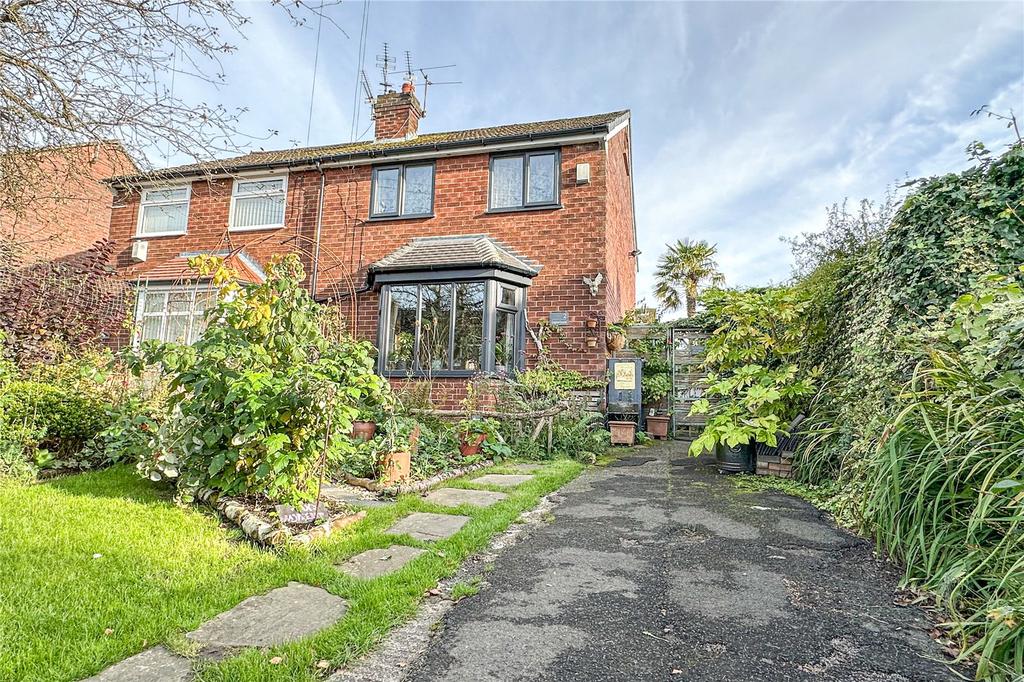 Cosgrove Crescent, Failsworth... 2 bed semidetached house £200,000