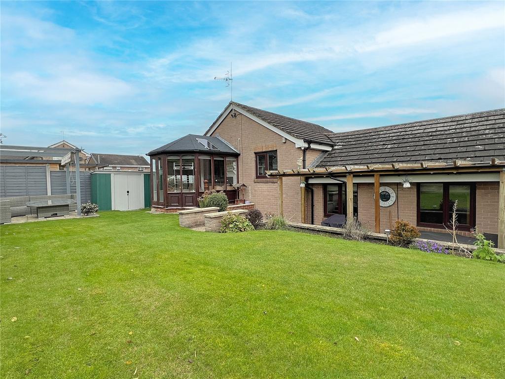 Evesham Grove, Idle, Bradford, BD10 4 bed detached house for sale £