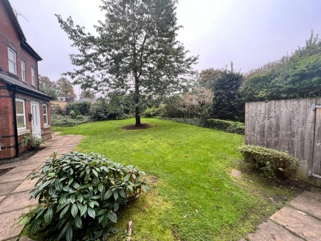 Bury Old Road, The Oaks, M7 3 bed ground floor flat for sale £150,000