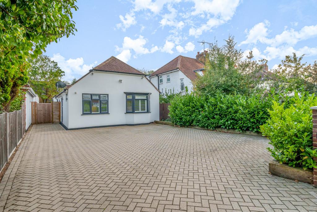 Woodham Lane, Addlestone, KT15 4 bed bungalow for sale £675,000