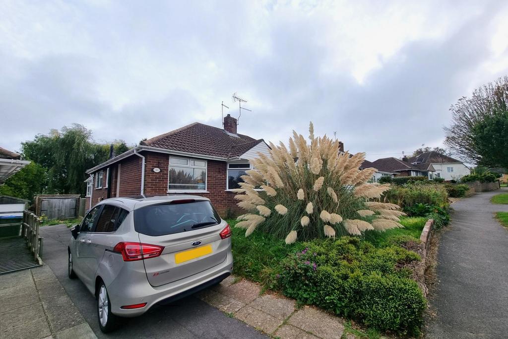 MEADOWBANK ROAD, FAREHAM 2 bed semidetached bungalow for sale £300,000