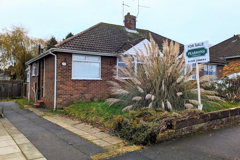 MEADOWBANK ROAD, FAREHAM 2 bed semidetached bungalow for sale £294,000