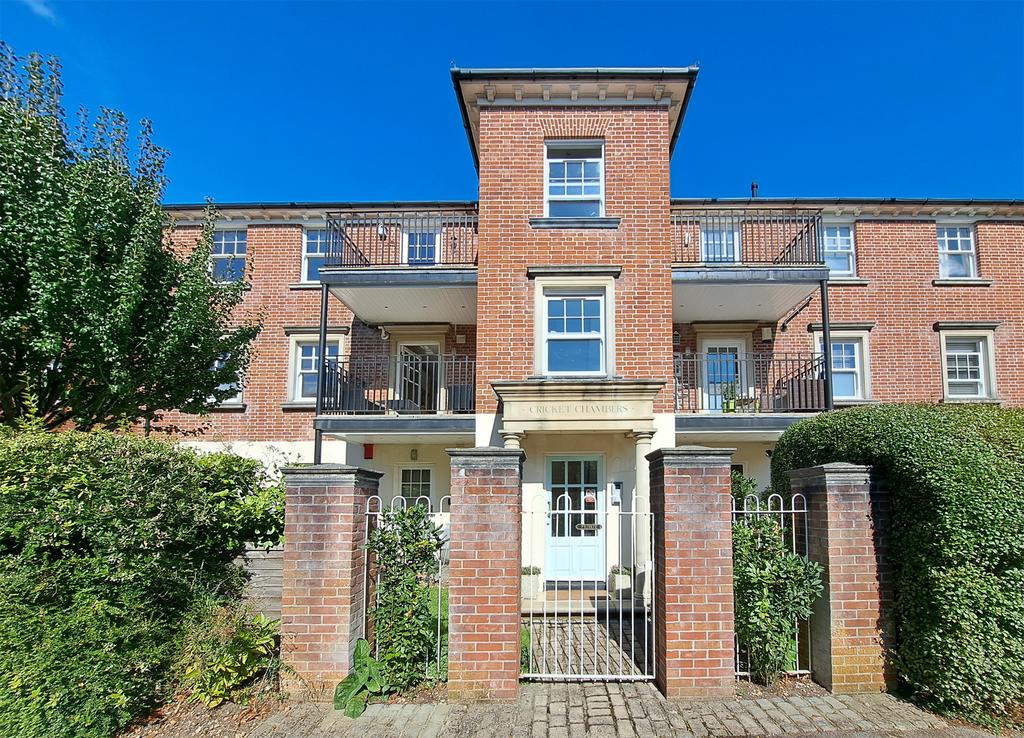Cavendish Road, Bournemouth, BH1 2 bed flat for sale £200,000