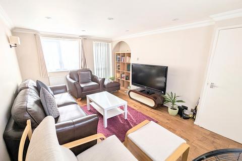 3 bedroom end of terrace house to rent, Lowestoft Drive, Slough, SL1
