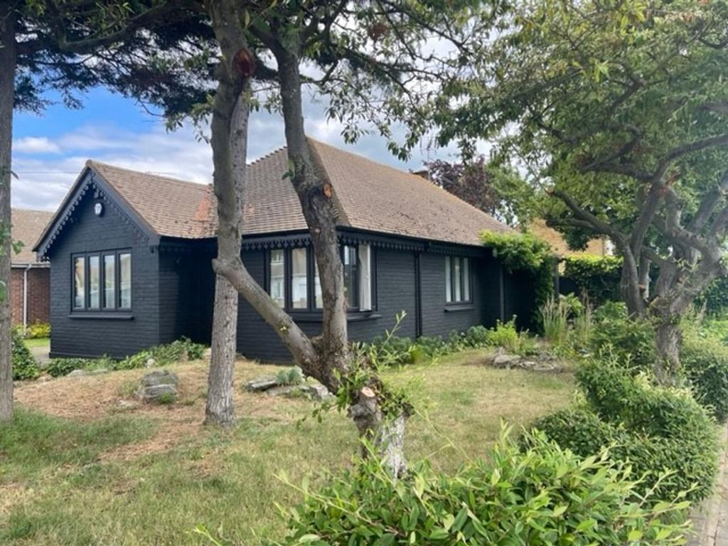 Marcus Avenue, Thorpe Bay, SS1 3 bed detached bungalow for sale £675,000