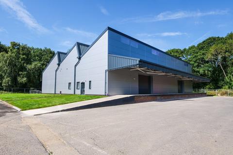 Industrial unit to rent, Chalcroft Business Park, Burnetts Lane, West End, Southampton, SO30 2PA