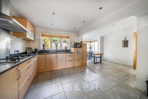 10 Highfield Drive, Claydon, Ipswich, IP6 0EY