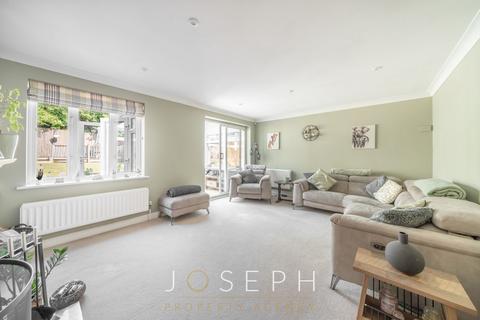10 Highfield Drive, Claydon, Ipswich, IP6 0EY
