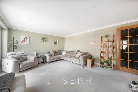 10 Highfield Drive, Claydon, Ipswich, IP6 0EY