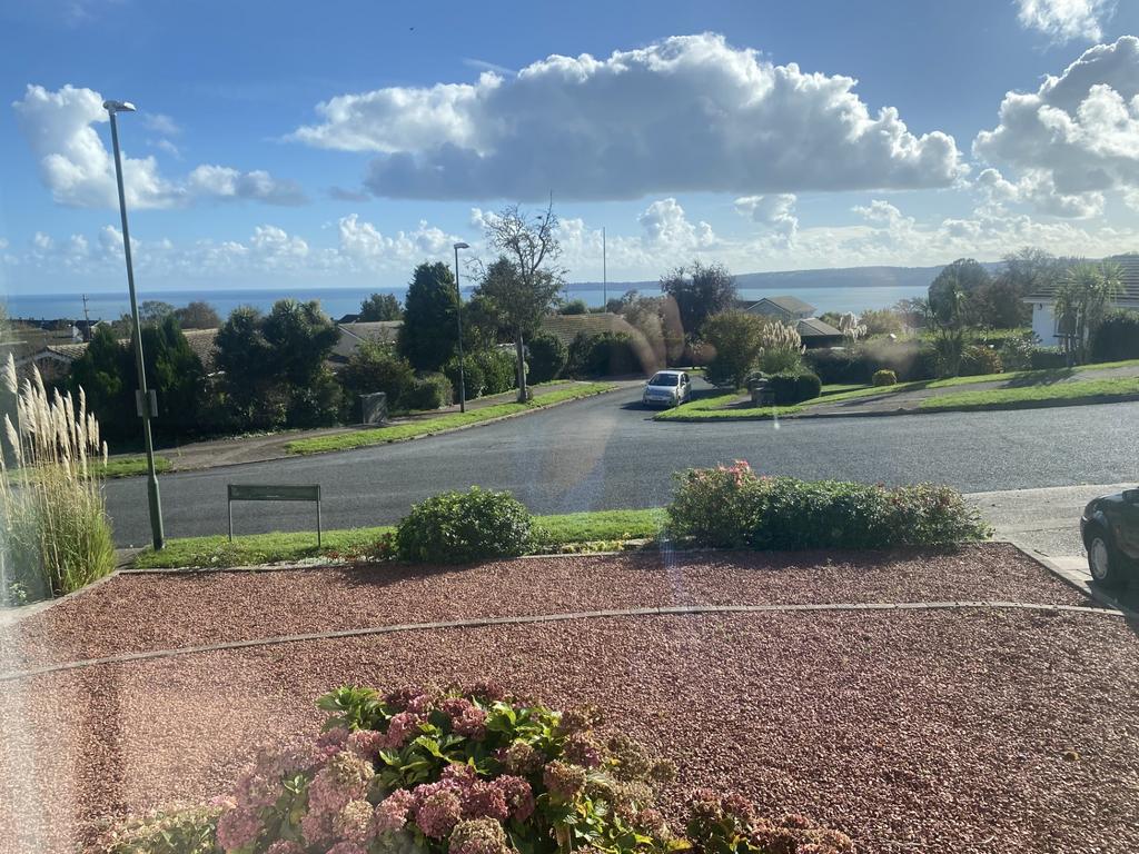 Broadley Drive, Torquay 3 bed detached bungalow £1,350 pcm (£312 pw)