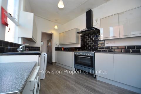 6 bedroom end of terrace house to rent, Raven Road, Hyde Park LS6