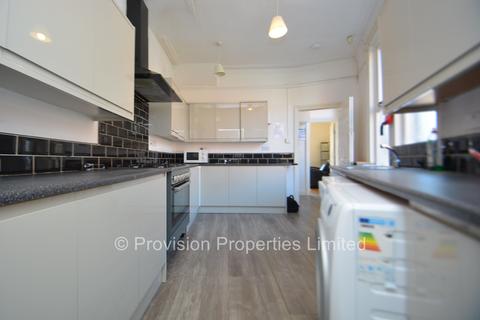 6 bedroom end of terrace house to rent, Raven Road, Hyde Park LS6