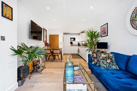 18, Blackburn House Prodigal Square, London, E8 1FW