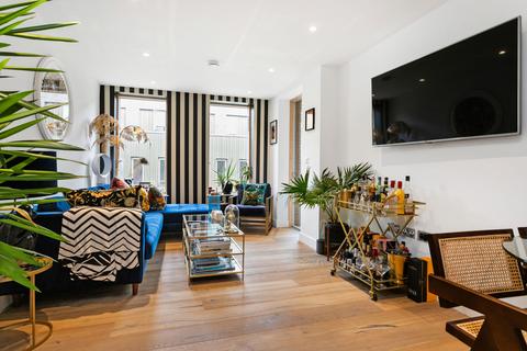 18, Blackburn House Prodigal Square, London, E8 1FW