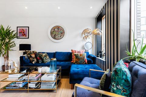 18, Blackburn House Prodigal Square, London, E8 1FW